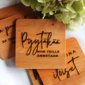 Tassialuste komplekt (4tk) “Iga täiuslik and tuleb ülalt” (soome keeles)