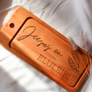 Väike graveeringuga lõikelaud “Jeesus on eluleib!"